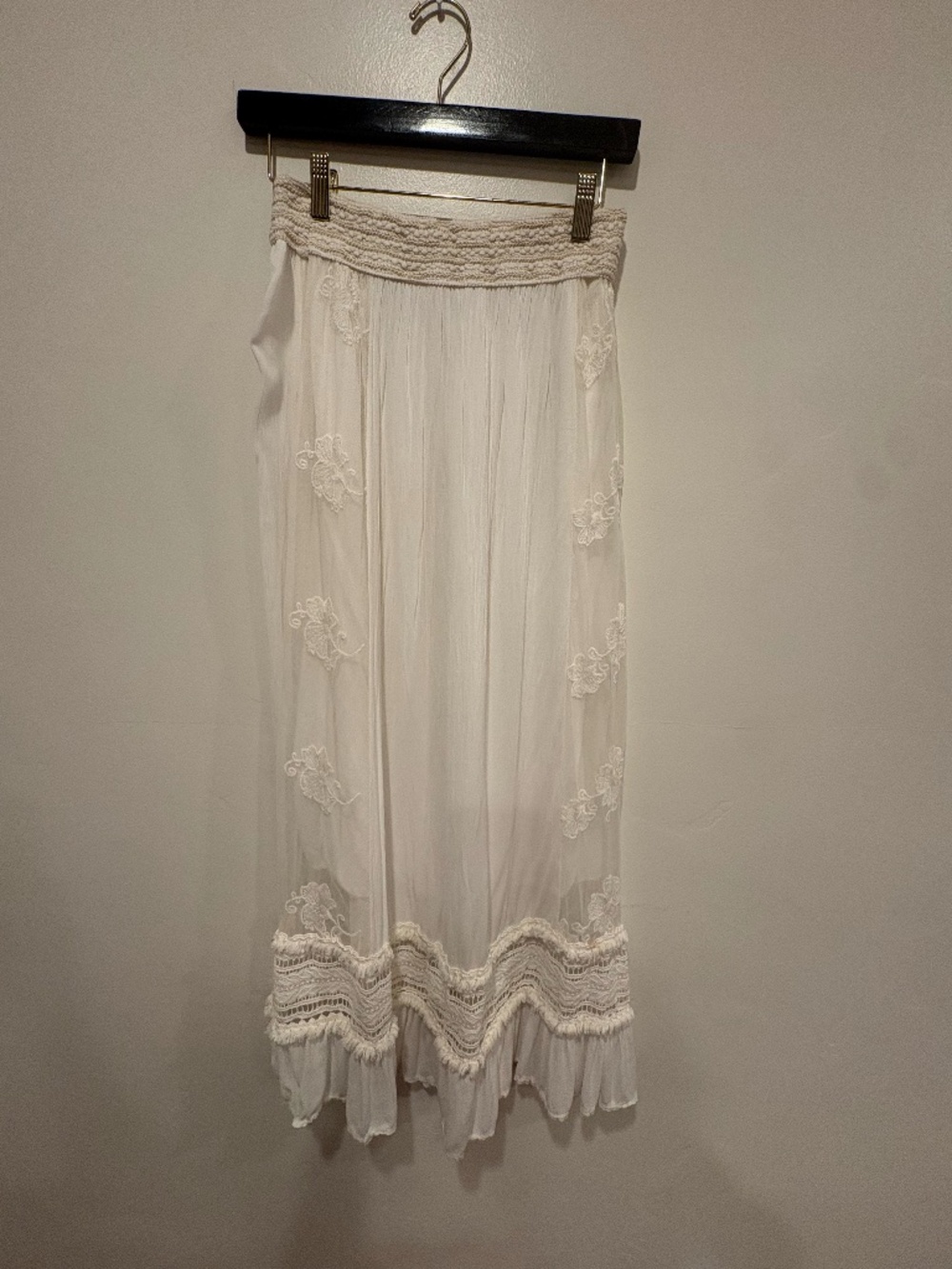 Tempo Paris /White/embroidered midi to maxi skirt/M/L